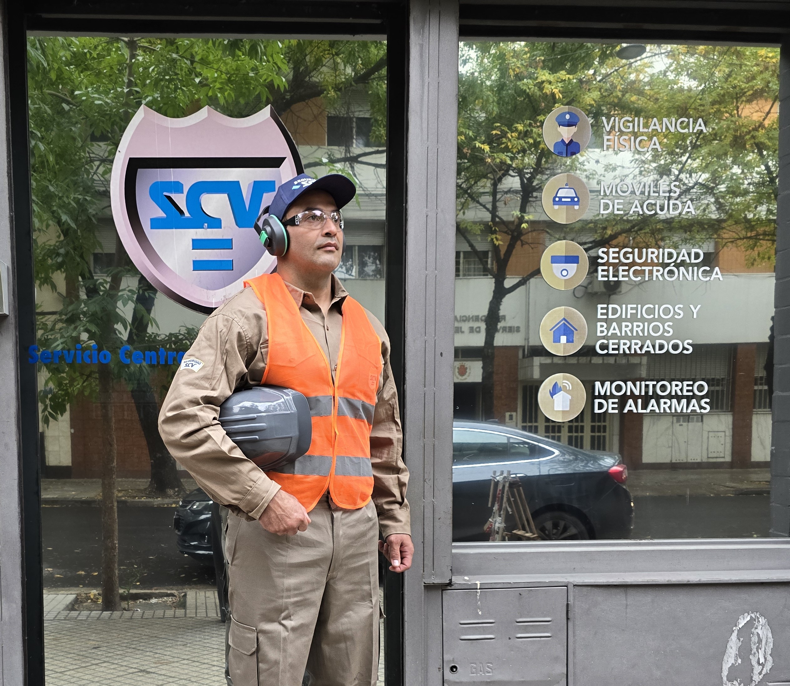 Personal de seguridad con chaleco reflectivo